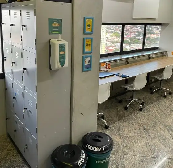 Dispenser GymClean de parede instalado ao lado dos armários de uma academia