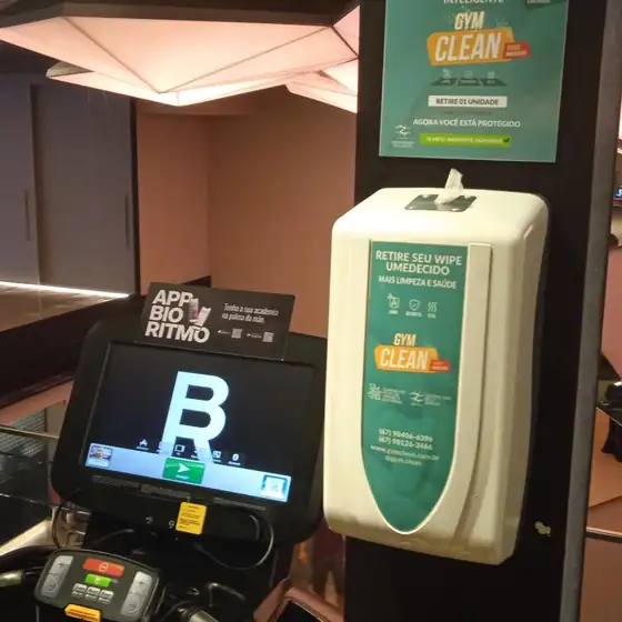 Dispenser GymClean ao lado de esteira na Bio Ritmo