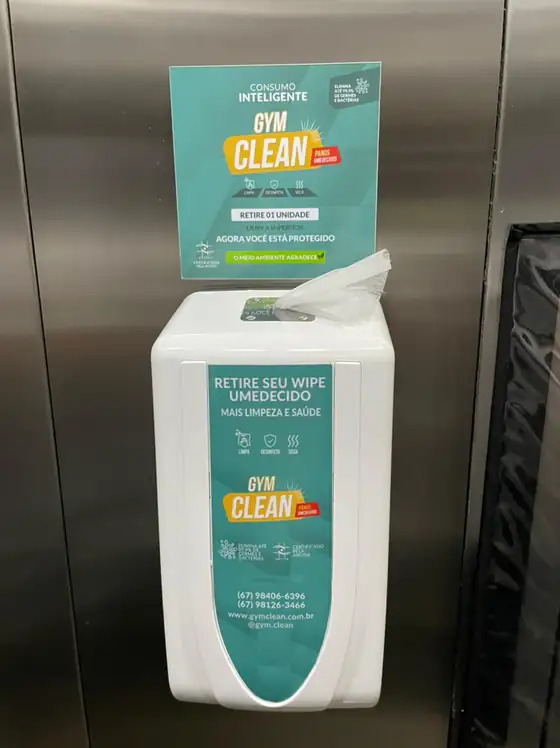 Ponto de higienização GymClean com sinalização de uso